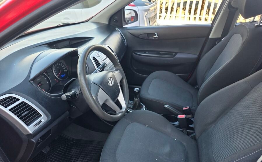 Hyundai i20 1.2 Classic77cv 5p (9)