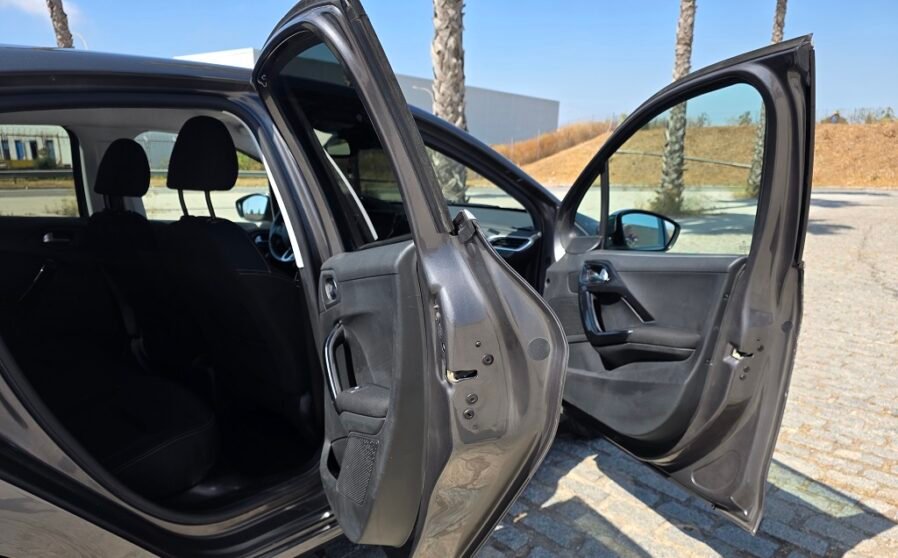 Peugeot 208 1.2 PureTech Tech Edition (7)
