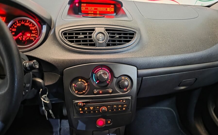 Renault Clio 1.2 Authentique 75cv 5p (1)